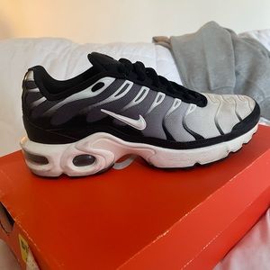 Nike Air Max Plus Silver/Black/White Size 4Y
